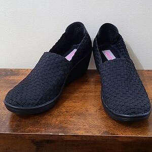Baretraps Ulricka black basketweave wedges size 8.5